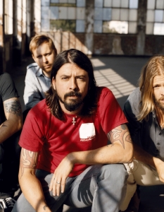 Foo FightersЧесто забравяни, когато се говори за големи групи, Foo Fighters тихомълком се превърнаха в една от най-успешните рок банди в историята. Невероятното придвижване на Дейв Грол (Dave Grohl) - от барабаните на Nirvana към микрофона в състава на Foo Fighters - завърши с образуването на масиви от негови фенове по света. Засега обаче, Foo Fighters изглежда са оставили региона ни извън плановете си, въпреки че в повечето балкански държави има създадени онлайн инициативи за привикването им насам.
