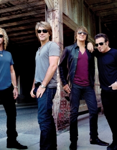 Bon JoviBon Jovi едва ли имат какво повече да дадат на музиката и позабавиха темпото, но е факт, че Джон Бон Джоуви (Jon Bon Jovi) и компания продължават да са все толкова популярни. 120 млн. долара, изкарани от музика, която пък е изсвирена пред общо 34 млн. души през годините, си е сериозна работа и това стана ясно на феновете в Хърватска и Румъния през лятото на 2011 година, след като световното им турне The Circle Tour премина през Балканите. На концерта в Загреб дори имаше бонус - на сцената се качи дългогодишният китарист на бандата - Ричи Самбора (Richie Sambora), който не свири през останалата част на турнето, защото лекуваше проблемите си с алкохола.
