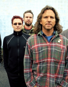 Pearl JamPearl  Jam са единствената група от сиатълската вълна, чиято засилка им стигна  да изкарат едни 20 години на усилена творческа дейност и то в пълен  състав. Юбилейният биографичен филм за групата - PJ20, на режисьора  Камерън Кроу (Cameron Crowe) даде възможност на феновете да сe запознаят  с трънливия път на бандата към истинския рокендрол, но, за съжаление,  Pearl Jam никога не са се появявали по нашите ширини за концерт.  Най-близките дестинации на американците бяха Чехия, Унгария и Полша,  така че на Еди Ведър (Eddie Vedder) и момчетата трябва някой да им каже,  че истински яките партита стават по на юг.