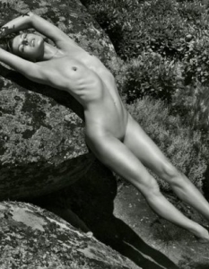 
Мила Йовович (Mila Jovovich) за Pirelli 2012 calendar

 