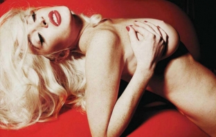 Линдзи Лоън гола в Playboy