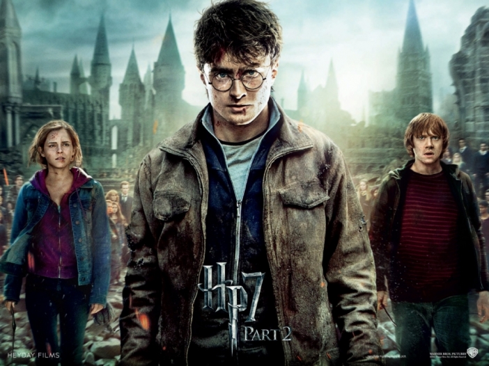 "Хари Потър и даровете на смъртта 2" (Harry Potter and the Deathly Hallows Part 2)
Закономерно и очаквано, финалът на култовата фентъзи поредица "Хари Потър" зае първото място в класацията за най-печелившите през 2011 година заглавия в света на киното. 
Въпреки, че излезе на екран едва в средата на юли, верните почитатели на сагата, които вече съвсем не са само в подрастваща аудитория, се отнесоха с подобаващо внимание към заключителната битка между Хари и зловещия Лорд Волдемор, внасяйки в джоба на Warner Bros. и компания "скромните" 1,328, 1 милиарда долара. 
Това му отреди трето място въобще в класацията за най-печелившите филми в историята, отстъпвайки единствено на двете творения на Джеймс Камерън – "Аватар" и "Титаник".
Общи приходи: 1, 328, 1 милиарда долара 
 