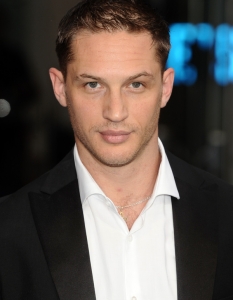 Том Харди (Tom Hardy)
Мина време, откакто невзрачният британец прикова вниманието като "красавеца Боб" в култовата екшън комедия на Гай Ричи – RocknRolla. Три години по-късно, той използва времето, за да се превърне в едно от най-успешните имена на британското кино. 
Впечатли ни още с драмата "Бойна кръв", в която демонстрира невероятен драматичен потенциал, когато по сюжет трябваше да се боксира срещу собствения си брат, а после и с политическата драма "Дама, поп, асо шпионин", разказваща за сложните събития по времето на Студената война. 
Е, занапред го чакаме най-вече в епичния финал на Батман – The Dark Knight Rises, в който играе зловещия Бейн. Така де, на Бейл никак няма да му е лесно.