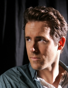 Райън Рейнолдс (Ryan Reynolds)
Признаваме си, доскоро свързвахме Рейнолдс най-вече с този тип персонажи, които летят и спасяват земята в последния момент със свръхестествени сили или пък са безнадеждни романтици в лековати любовни комедии. През 2011 година, Райън не изневери на имиджа си и отново се включи в блокбъстър, посветен на супергерой – "Зеленият фенер", но също така влезе и в драматична роля, заради която заслужава само адмирации. 
В продукцията на Родриго Кортес – "Погребан", чието действие се развива само в… двуметров ковчег, Рейнолдс трябваше да впрегне целия си талант, за да спомогне за въздействието на лентата, докато героят му се опитва да оцелее по всякакъв начин, след като се събужда погребан и не разполага с много време пред себе си, за да намери начин за спасение.
В този случай, така и не можахме да избегнем сравнението с номинирания за Оскар Джеймс Франко, успял да изнесе на гърба си "127 часа", както и съпоставката между двете изпълнения.
 
 