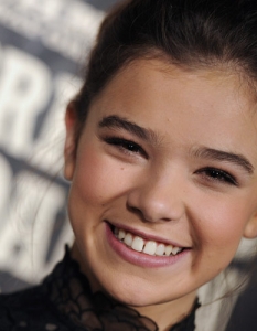 Хейли Стенфийлд (Hailee Steinfeld)
Вярвате или не, но Хейли бе едва на 14 години, когато бе номинирана за поддържаща роля в един от хитовете на изминалите Оскари – True Grit.  
Макар да изпусна шанса да се превърне в една от най-младите носителки на отличието през 2011 година обаче, е факт, че стоеше респектиращо редом до имена като Джеф Бриджес и Мат Деймън и със сигурност привлече вниманието ни и за в бъдеще.  
Тепърва ще я гледаме в новата екранизация на "Ромео и Жулиета", както и комедията Rosaline и sci-fi блокбъстъра Ender’s Game, което може само да ни радва, като имаме предвид, че безспорно е една от големите надежди в света на киното днес. 
 