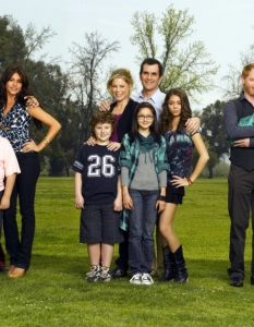 Modern Family (Модерно семейство) 
Сериалът Modern Family е продукция на ABC, която се радва на успех вече втори сезон. Режисиран и заснет в една от най-актуалните телевизионни концепции напоследък - mockumentary (похват, при който фикцията е представена като документален филм). Семействата Притчет, Делгадо и Дънфи са интервюирани от документалисти.
Джей Притчет(Jay Pritchett), в ролята Ед О‘Нийл (Ed O’Neill) има не по-малки затруднения с младата си съпруга и малкия й син, отколкото Клер Дънфи (Claire Dunphy), в ролята Джули Воуен(Julie Bowen) със съпруга си и децата тийнейджъри или гей двойката Митчъл (Jesse Tyler Ferguson) и партньорът му Камерън (Eric Stonestreet), които току-що са осиновили бебе.