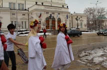 Голите активистки от "ФЕМЕН" на протест срещу домашното насилие в София