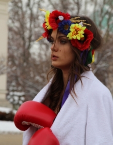 Голите активистки от "ФЕМЕН" на протест срещу домашното насилие в София - 10