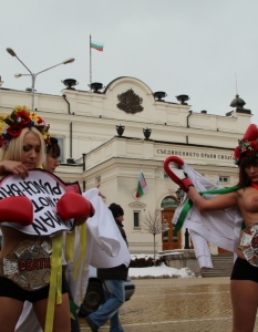 Голите активистки от "ФЕМЕН" на протест срещу домашното насилие в София - 19