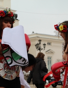 Голите активистки от "ФЕМЕН" на протест срещу домашното насилие в София - 20