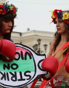 Голите активистки от "ФЕМЕН" на протест срещу домашното насилие в София - 21