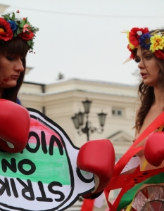 Голите активистки от "ФЕМЕН" на протест срещу домашното насилие в София - 22
