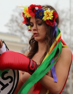 Голите активистки от "ФЕМЕН" на протест срещу домашното насилие в София - 23