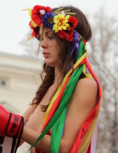 Голите активистки от "ФЕМЕН" на протест срещу домашното насилие в София - 24