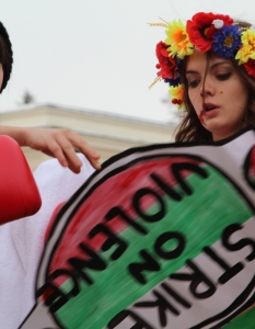 Голите активистки от "ФЕМЕН" на протест срещу домашното насилие в София - 25