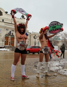 Голите активистки от "ФЕМЕН" на протест срещу домашното насилие в София - 29