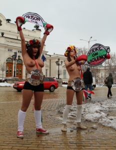 Голите активистки от "ФЕМЕН" на протест срещу домашното насилие в София - 30