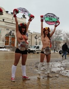 Голите активистки от "ФЕМЕН" на протест срещу домашното насилие в София - 32