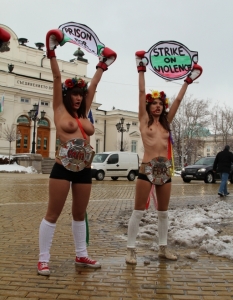 Голите активистки от "ФЕМЕН" на протест срещу домашното насилие в София - 33