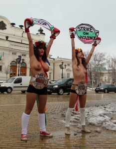 Голите активистки от "ФЕМЕН" на протест срещу домашното насилие в София - 34