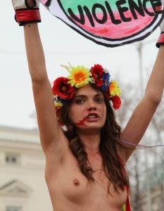 Голите активистки от "ФЕМЕН" на протест срещу домашното насилие в София - 39