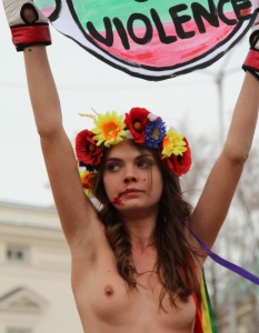 Голите активистки от "ФЕМЕН" на протест срещу домашното насилие в София - 40