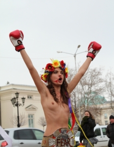 Голите активистки от "ФЕМЕН" на протест срещу домашното насилие в София - 42