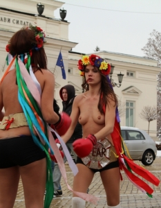 Голите активистки от "ФЕМЕН" на протест срещу домашното насилие в София - 50