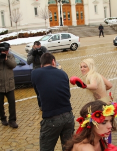 Голите активистки от "ФЕМЕН" на протест срещу домашното насилие в София - 56