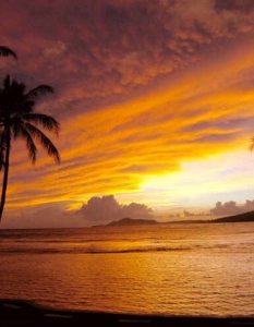 Хавайските острови
 Най-слънчевият и топъл американски щат е предпочитана дестинация за вероятно 90% от световното население. Няма дъждовен сезон, без каквито и да е климатични явления от типа на урагани например, чист въздух, много слънчеви лъчи и температура от 26 до 30%. Мислено, вече се печем на плажа.