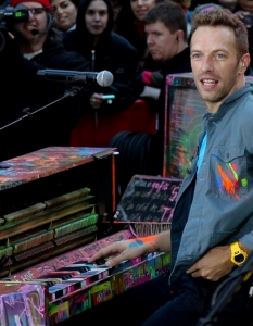 ColdplayПрез 2002 г. групата избухна с албума A Rush of Blood to the Head, който оглави класациите и реализира продажби от над 270 хил. копия само за седмица. Крис Мартин е известен активист и бунтовник, а за Coldplay се знае, че не са фенове на естаблишмънта и на няколко пъти са отказвали техни парчета да бъдат използвани в рекламната индустрия. Дори, ако става въпрос за 55 млн. долара. Някои други известни английски банди като Radiohead и Oasis също отказват да продават песните си, докато за Blur това очевидно не е проблем. За 55 млн. долара повече:- Нашумелият напоследък американски рапър Soulja Boy се поглези за своя 21-ви рожден ден, като се сдоби с джет за 55 млн. долара. Дано Soulja Boy е бил ужасно развълнуван от това, че вече легално може да пие, защото в противен случай, трябва да пришпорва джет за 55 млн. в диамантени вълни насред море от злато. Иначе няма да е толкова готин, колкото си мисли.- През 2007 г. САЩ дадоха помощи на Колумбия за 55 млн. долара под формата на оръжие за борбата на правителството в Богота срещу наркотрафикантите/ партизаните. Очевидно доставките на оръжие няма да спрат да потъват в джунглата и това съвсем очевидно не води до подобрение на положението, защото по същата схема сраженията в южноамериканската държава продължават повече от 40 години.