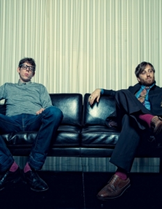 The Black KeysВ началото на кариерата си The Black Keys са били просто двама музиканти във ван, пълен с оборудване, които обикалят из Щатите в търсене на "американската мечта". Тя им се явила под формата на чек за 200 хил. долара, срещу който тяхна песен да бъде използвана в реклама. The Black Keys отхвърлят офертата и продължават да гонят своята американска мечта (която изглежда са изпуснали, защото по-късно няколко техни песни се появяват в рекламните блокове по телевизията).За 200 хил. долара повече:- Битката за класирането за Световното първенство по футбол в Южна Африка през 2010 г. бе толкова ожесточена, че отборите не подбираха средства, за да се доберат до квоти за шампионата на планетата. Отборът на Перу побеждава Уругвай и футболистите си поделят 120 хил. долара за успеха. Явно от Уругвай са решили, че в името на доброто класиране е по-добре перуанците да победят и отбора на Аржентина. Според перуанския вестник El Bocon,  уругвайците се съюзяват с колумбийците и подготвят финансов стимул за отбора на Перу в размер на 200 хил. долара, за да победят фаворита Аржентина. Изглежда обаче, сумата не е била достатъчна, защото Перу губи мача с 1:2 с гол в последната минута.