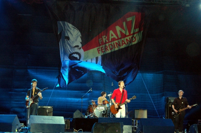 Franz Ferdinand Franz Ferdinand показват характер дори при вида на чек за 50 млн. долара. Сумата е предложена от неназована компания за използването на част от творчеството на бандата в реклама. Според вокалиста на Franz Ferdinand - Алекс Капранос, предложението не отговаряло на идентичността и идеалите на групата, като затова то било отхвърлено.За 50 млн. долара повече: - Звездата от NBA Леброн Джеймс употреби чек на стойност 50 млн. долара, за да си купи имение с 11 спални, тенис корт, фитнес и баскетболно игрище. Имението преди това е било собственост на друга видна фигура в баскетболния свят отвъд океана – легендарният треньор Пат Райли. - Актьорът Джони Деп заработи 50 млн. долара от екранните си превъплъщения през 2010 г. Изглежда, Джак Спароу май наистина е намерил сандъка със златото. - Срещу 50 млн. долара, Джак Никълсън се разписа по неповторим начин в Batman (1989). Добре обезпечената налудничава усмивка на Джак във филма остава в учебниците по кино и събаря всякакви възможности за лимитиране на хонорарите на холивудските актьори.