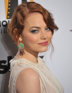 6. Ема Стоун (Emma Stone) 
Червенокоса, с обсипано с лунички млечнобяло лице и дяволита усмивка, Ема Стоун не само е сред най-големите надежди на Холивуд днес, но и сред най-чаровните и печелещи внимание сред силния пол дами на големия екран. Дори самият Джим Кери й се обясни в любов в YouTube. Това всъщност е добра идея…