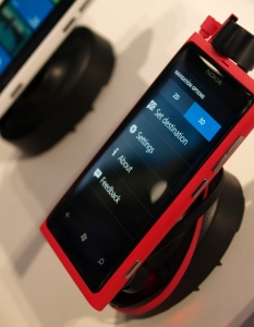 Nokia Lumia 800 и Nokia Maps - страхотната (и безплатна) навигация в реално време на Nokia е най-големият коз на финландците в битката за надмощие на пазара за Windows Phone базирани смартфони.