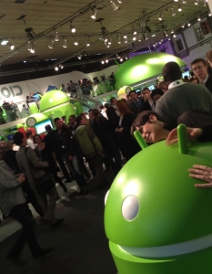 Емблематичното зелено Android роботче оживява в реален размер по време на Mobile World Congress 2012 в Барселона за радост на многобройните почитатели на мобилната операционна система на Google.