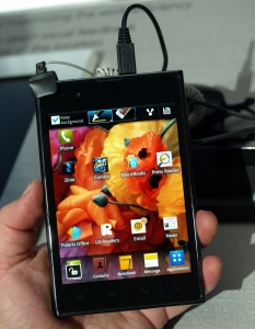 LG Optimus Vu - хибрид между телефон и таблет, новото предложение на LG е екипиран с голям 5-инчов дисплей с резолюция от 1024x768 пиксела. 