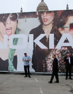 Сутринта на първия ден на изложението бе запазена за Nokia. Големи плакати отвеждаха посетителите до щанда на финландците, на който бяха представени най-новите им продукти.