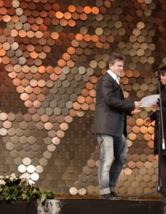 Маргарита Методиева Петрова връчва наградата за "Най-добър български игрален филм" на продуцента на "Аве" Димитър Гочев. Лентата спечели статуетката в Балканския конкурс на фестивала.
