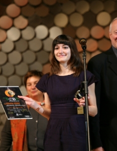 Екатерина Казак (от компанията Wide Management) получава от г-н Франческо Бандарин, зам.генерален директор за културата на ЮНЕСКО, наградата за филма "Това не е филм", победител в Документалния конкурс.