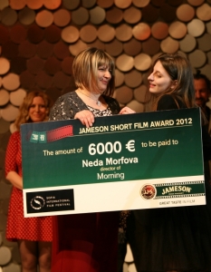 Елена Илиева, бранд мениджър на Jameson Irish Whiskey, връчва наградата на победителката в конкурса за късометражен филм Неда Морфова.
