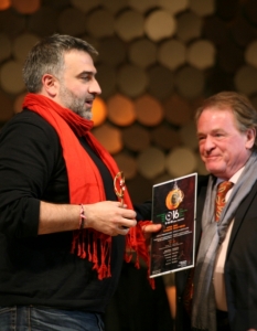 Константин Божанов ("Аве") получава от Марк Баше наградата за "Най-добър режисьор".