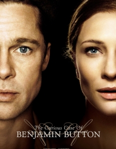 The Curious Case of Benjamin Button (Странният случай с Бенджамин Бътън)
С The Curious Case of Benjamin Button, Дейвид Финчър прави една обикновена история да изглежда уникална и интересна, като сменя перспективата, от която гледаме на живота.
Смятан от много критици за Forrest Gump на първото десетилетие на 21-ви век, филмът е изграден от интересни и комплексни герои, като овациите обира Брад Пит, който изиграва една от най-добрите роли в кариерата си.
Екранна партньорка му е фантастичната Кейт Бланшет, а химията между двамата добавя към филма една мрачна романтика, каквато рядко виждаме в творбите на Финчър.