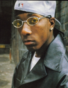 Big L
Big L или Big Lacts, както е по паспорт, е роден на 30 май 1974 г. в Харлем, Ню Йорк. Преди да стартира соловата си кариера, той е член на групата Children of the Corn, основана в началото на 90-те, в която влизат още Ma$e, Cam