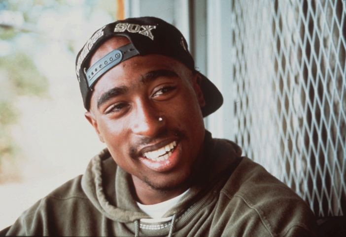 2Pac
Познавате го като Tupac Amaru Shakur, но истинското му име е Lesane Parish Crooks. Роден е на 16 юни 1971 г. в Ню Йорк. След като се мести в Калифорния обаче, се превръща в лицето на Западния бряг. Работи под псевдонимите 2Pac и Makaveli, като е може би най-продуктивният и всепризнат в средите артист, занимаващ се още с танци, кино и поезия. Участва в 7 филма, в които си партнира с имена като Деми Мур, Мики Рурк, Тим Рот, Джеймс Белуши. Със своите над 15 албума затвърждава репутацията си на страшно талантлив и работлив изпълнител. На 7 септември 1996 г. е застрелян от неизвестни лица. Умира в болница на 13 септември, едва на 25.