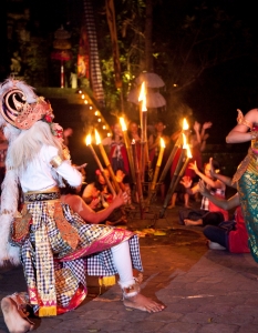 Местни жени танцуват на откриването на традиционния Women Kecak Fire Dance в Бали, Индонезия. Kecak (познат още и като Ramayana Monkey Chant) е сред най-популярните културни традиции в страната.