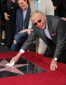 Филмовата легенда Адам Уест (Adam West), нашумял с ролята си на Батман от далечната 1966 година, оставя отпечатъка си в холивудската Алея на Славата, сдобивайки се по този начин със собствена звезда в нея.