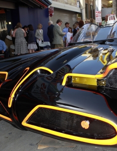 Култовият автомобил на Батман - Батмобил събра погледите на присъстващите по време на церемонията за удостояване на Адам Уест със звезда в Алеята на Славата в Холивуд.