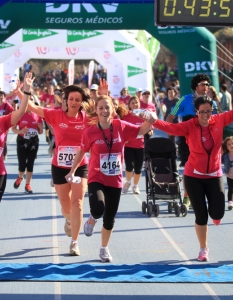 Анонимни участнички финишират по време на благотворителен маратон за събиране на средства в битката срещу рака, Валенсия, Испания.
