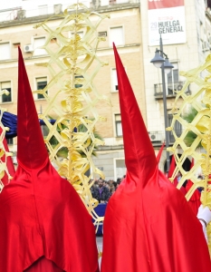 Католици по време на религиозната процесия в Страстната седмица - Андалусия, Испания. 